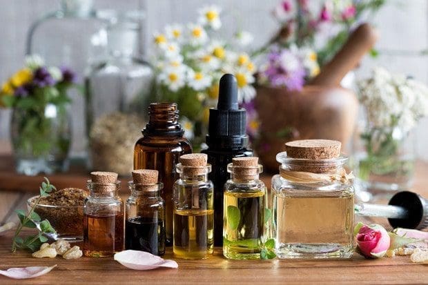 Óleo essencial alecrim aromaterapia cabelos pele rosto